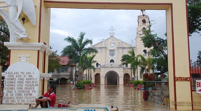 Nur die philippinische Caritas erreicht Katastrophengebiete speziell durch Infos von Pfarreien betroffener Diözesen